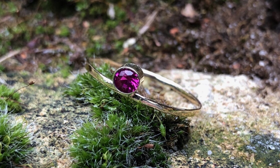 Zarter Rubinring 585 Gelbgold mit aufgesetzter Fassung – Bild 2