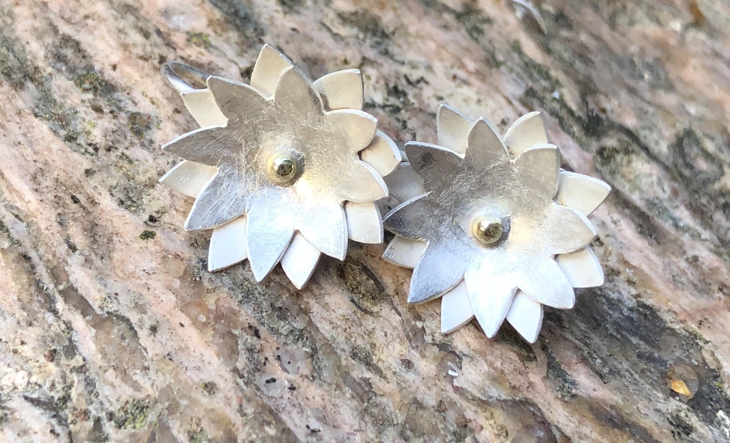 Silberohrhänger Blütenform mit 585 Goldpünktchen 935 Silber – Bild 6