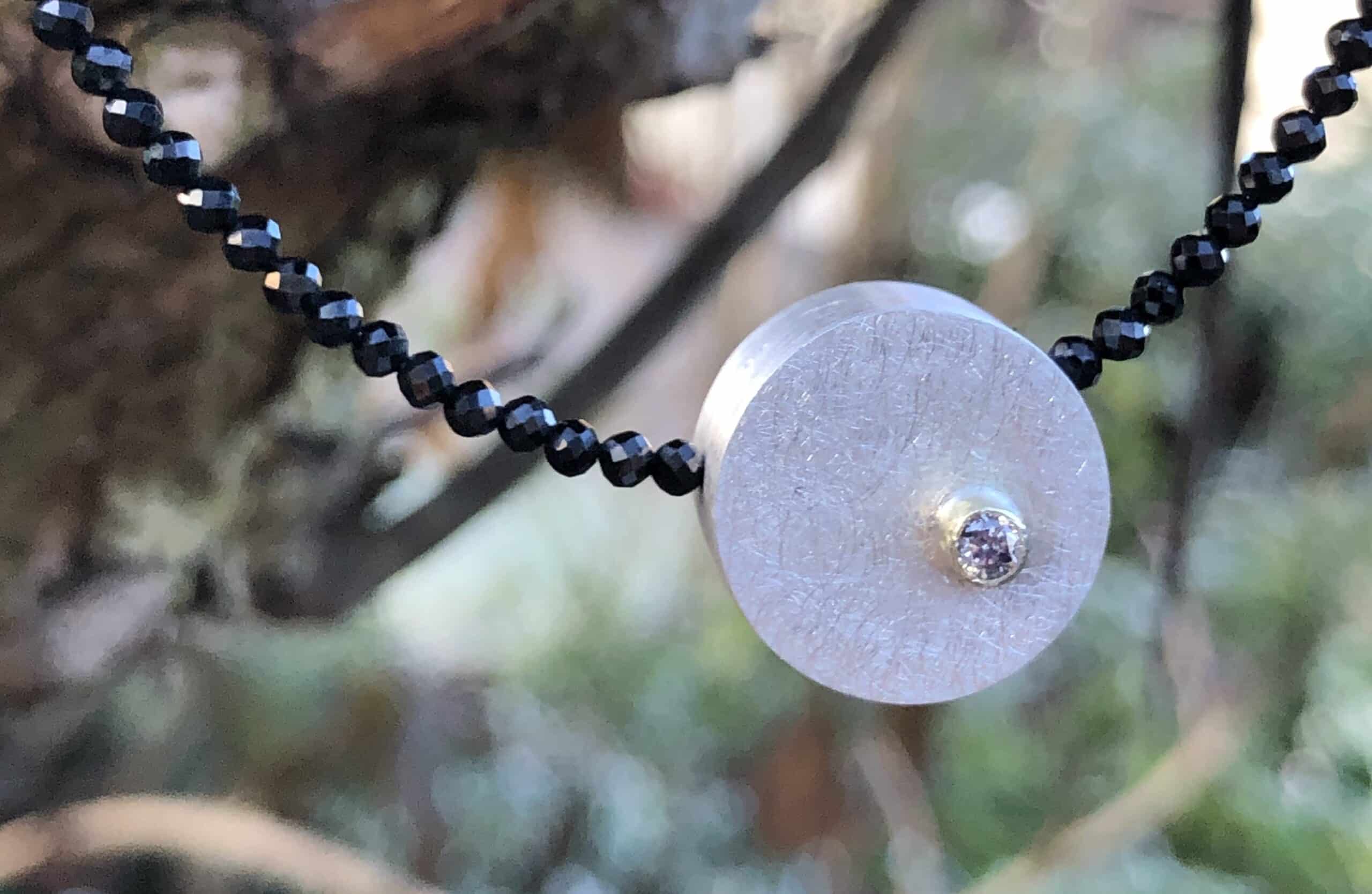 Edelsteinkette mit kleinem Diamant auf Silberzylinder – Bild 4