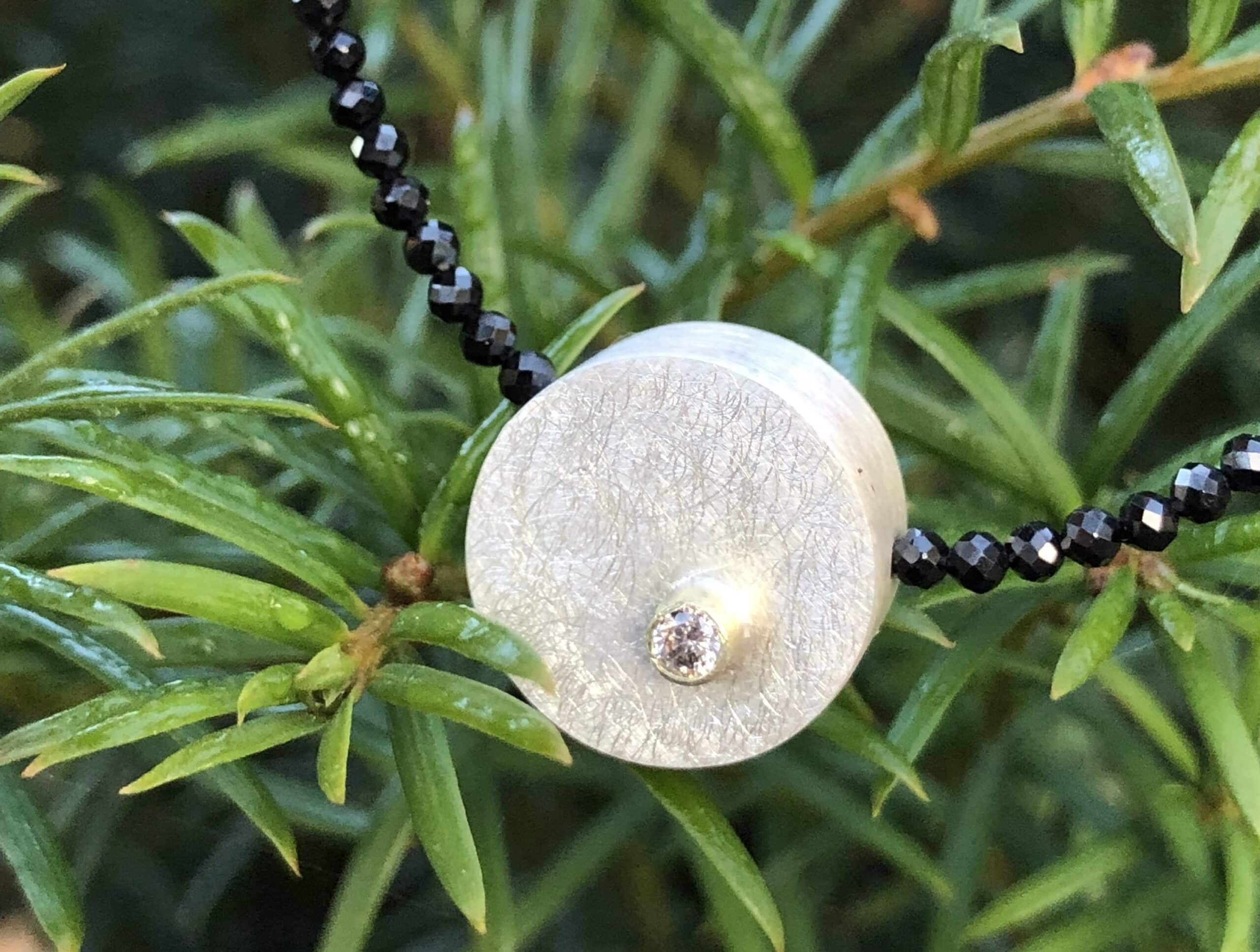 Edelsteinkette mit kleinem Diamant auf Silberzylinder – Bild 2