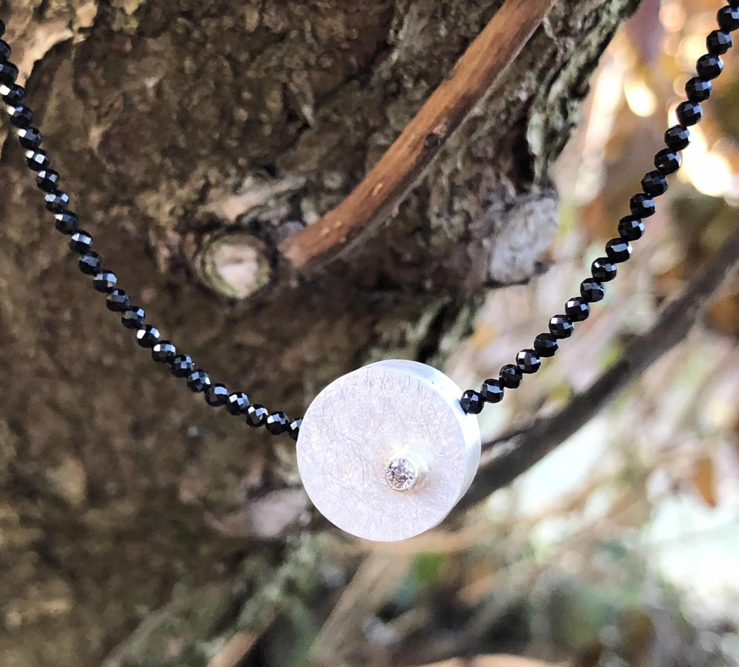 Edelsteinkette mit kleinem Diamant auf Silberzylinder – Bild 3