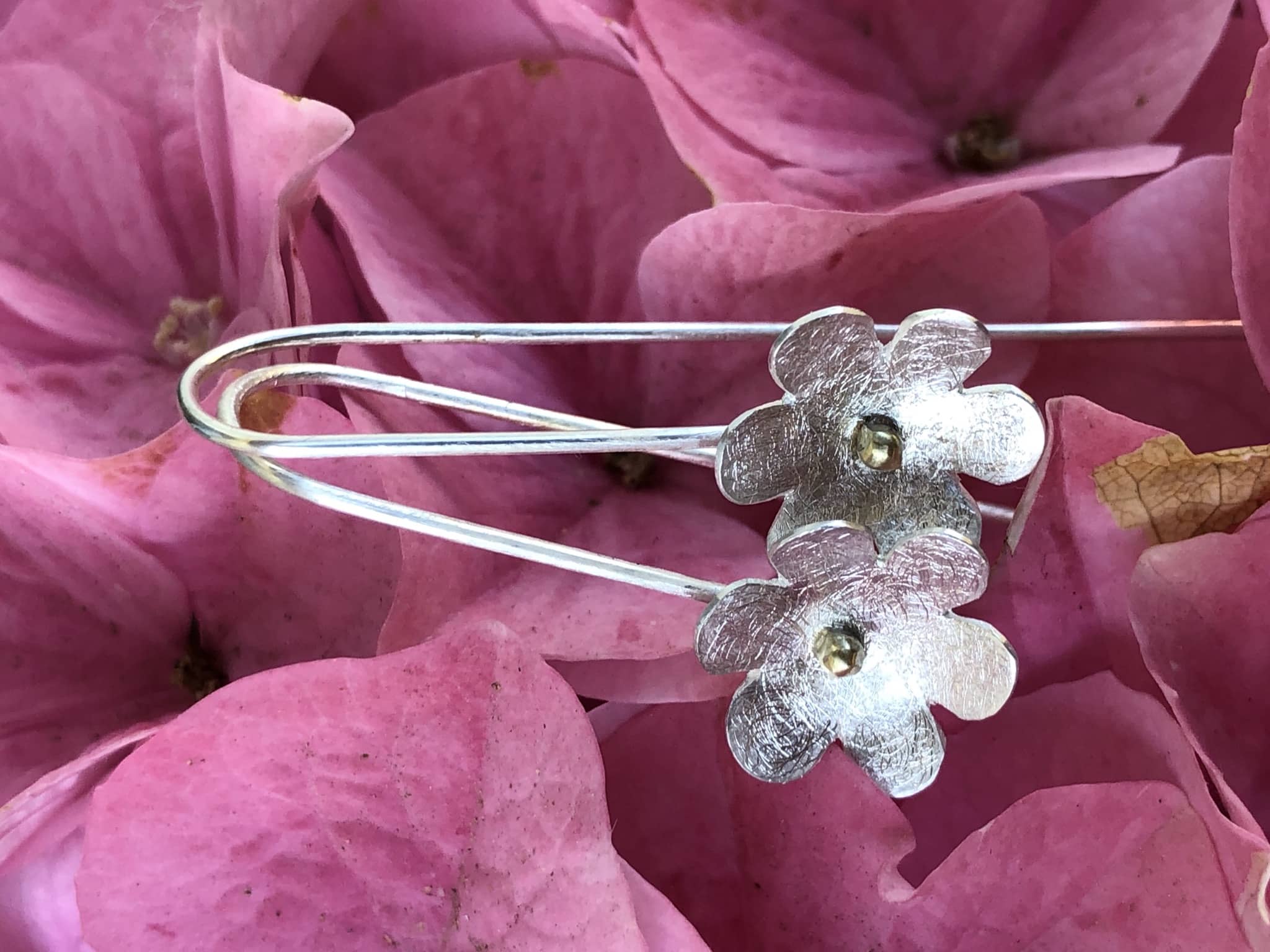 Ohrhänger 925 Silber/ 585 Gold Blümchen mit langem Haken – Bild 4