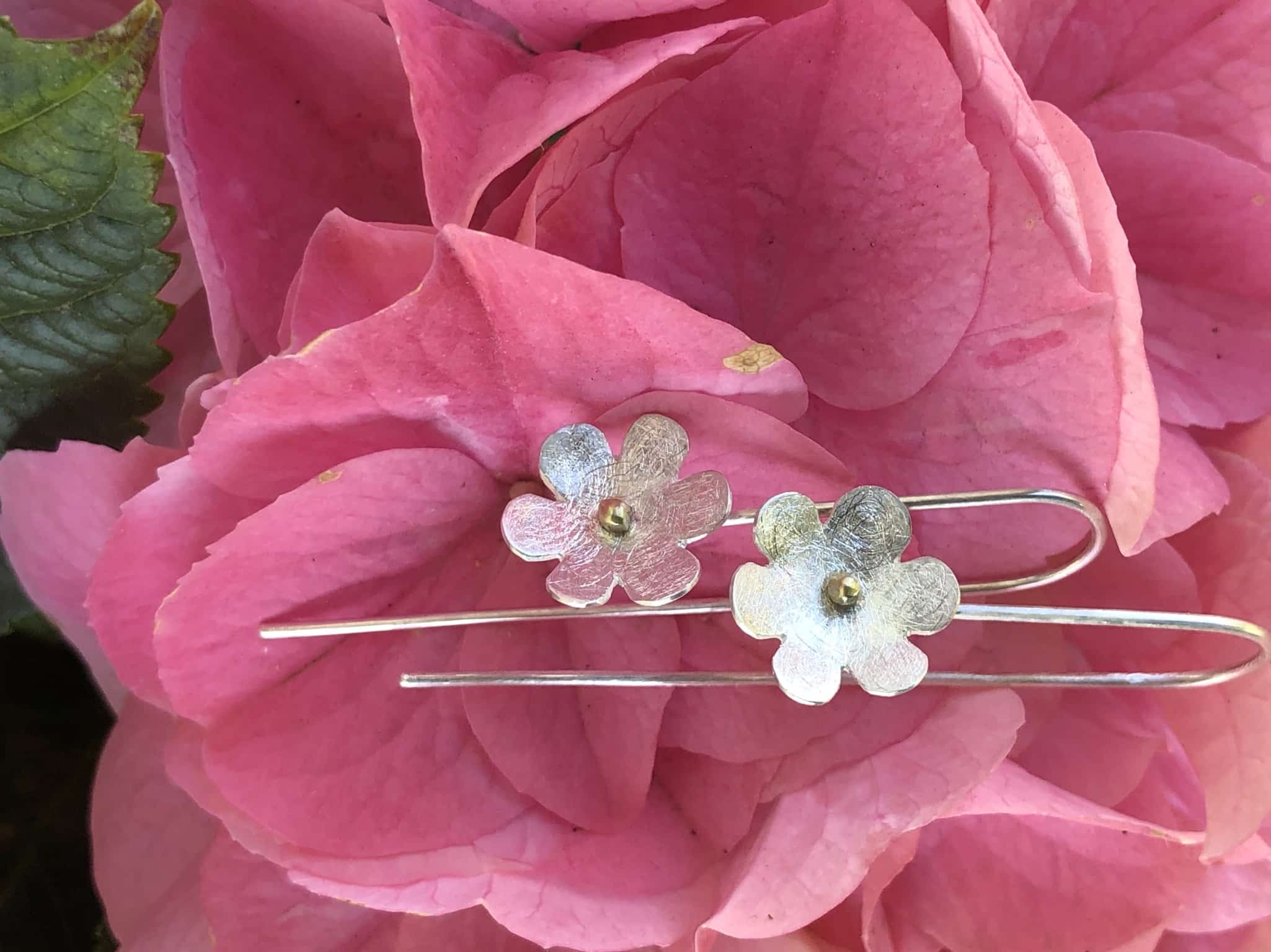 Ohrhänger 925 Silber/ 585 Gold Blümchen mit langem Haken – Bild 3