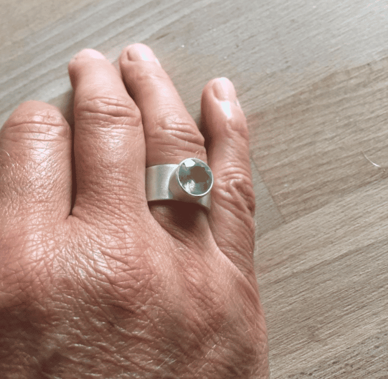 Edelsteinring mit grünem Amethyst auf breiter Ringschiene handgefertigt – Bild 2