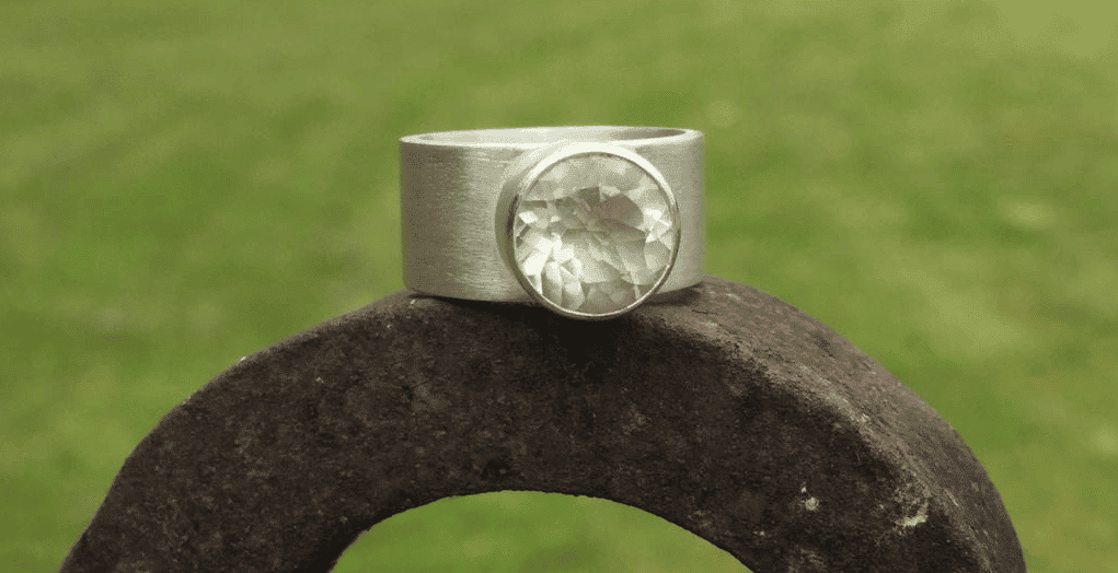 Edelsteinring mit grünem Amethyst auf breiter Ringschiene handgefertigt – Bild 7