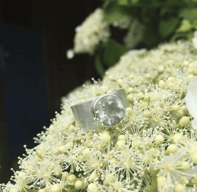 Edelsteinring mit grünem Amethyst auf breiter Ringschiene handgefertigt – Bild 5