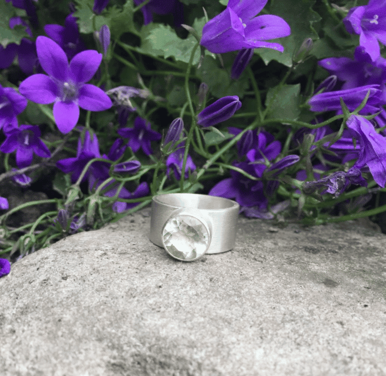 Edelsteinring mit grünem Amethyst auf breiter Ringschiene handgefertigt – Bild 4