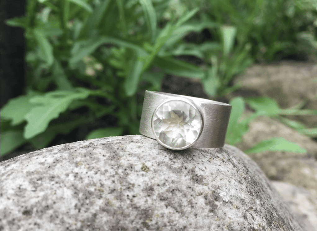 Edelsteinring mit grünem Amethyst auf breiter Ringschiene handgefertigt – Bild 3