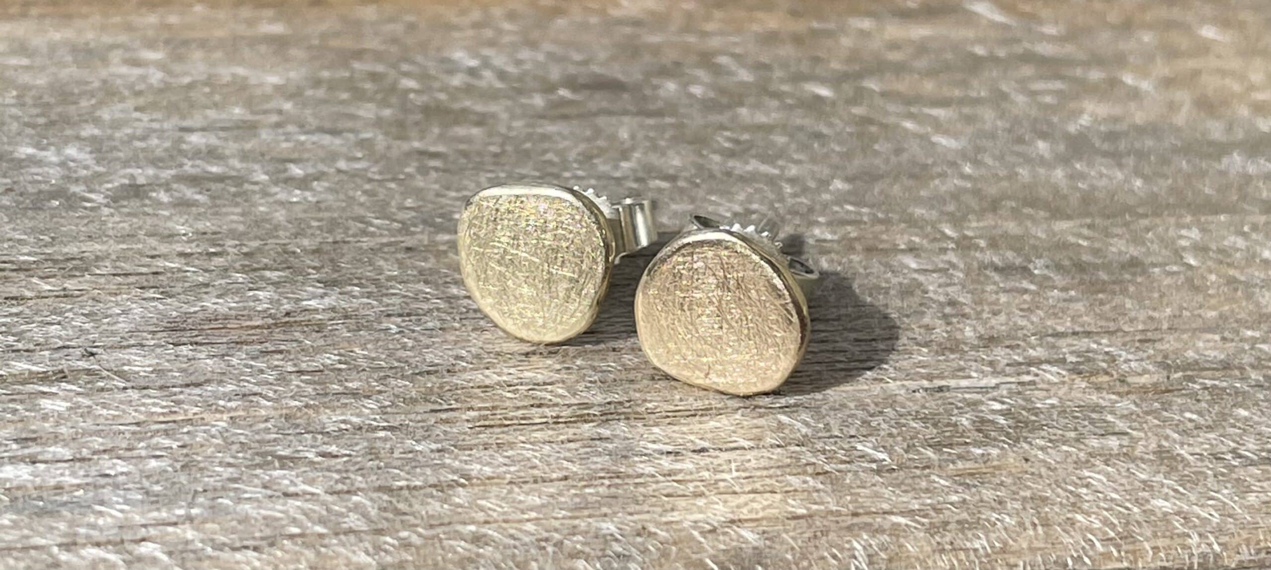 Ohrstecker „Pancake Dots“ 333 Gold/ 925 Silber handgeschmiedet – Bild 2