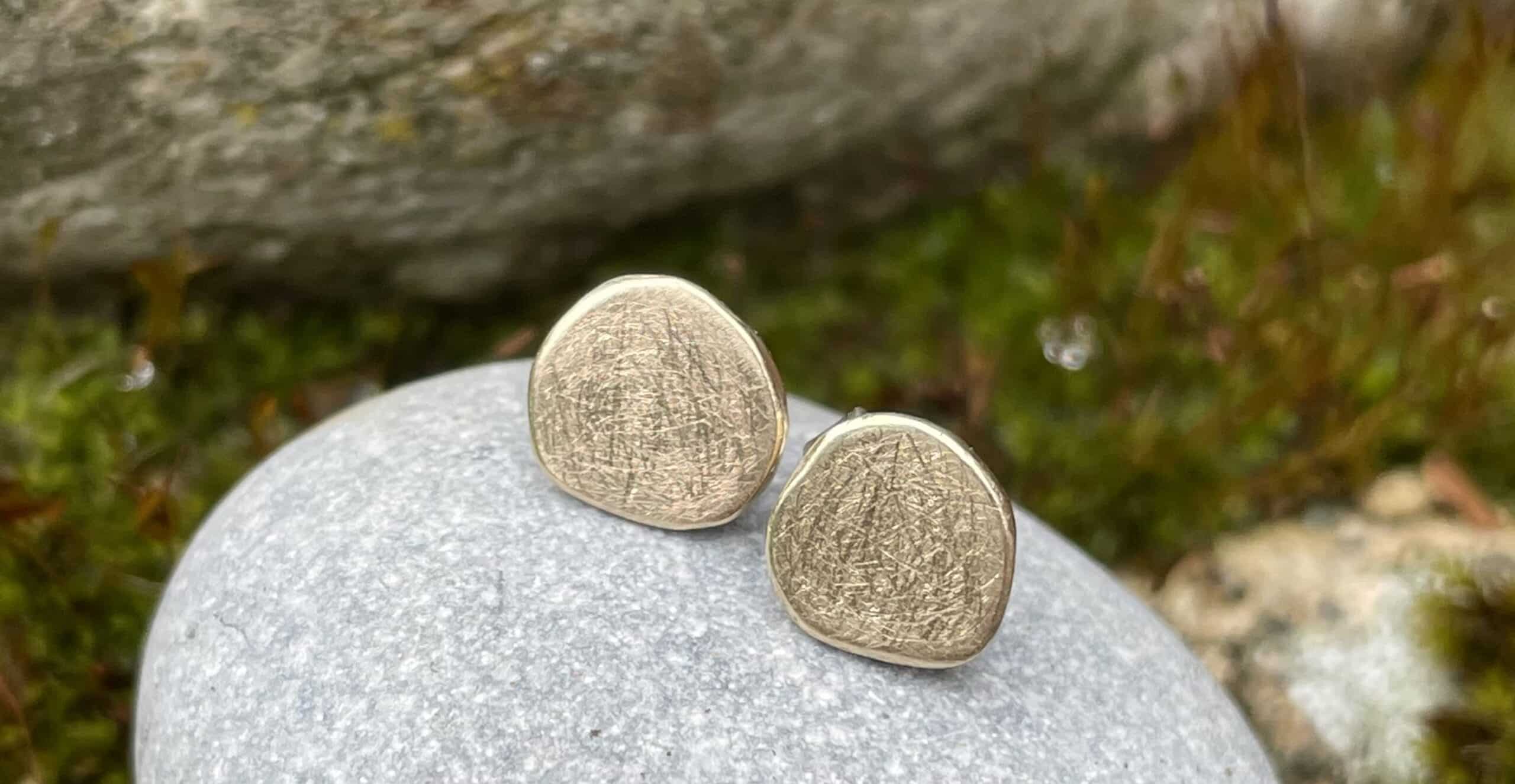 Ohrstecker „Pancake Dots“ 333 Gold/ 925 Silber handgeschmiedet – Bild 4