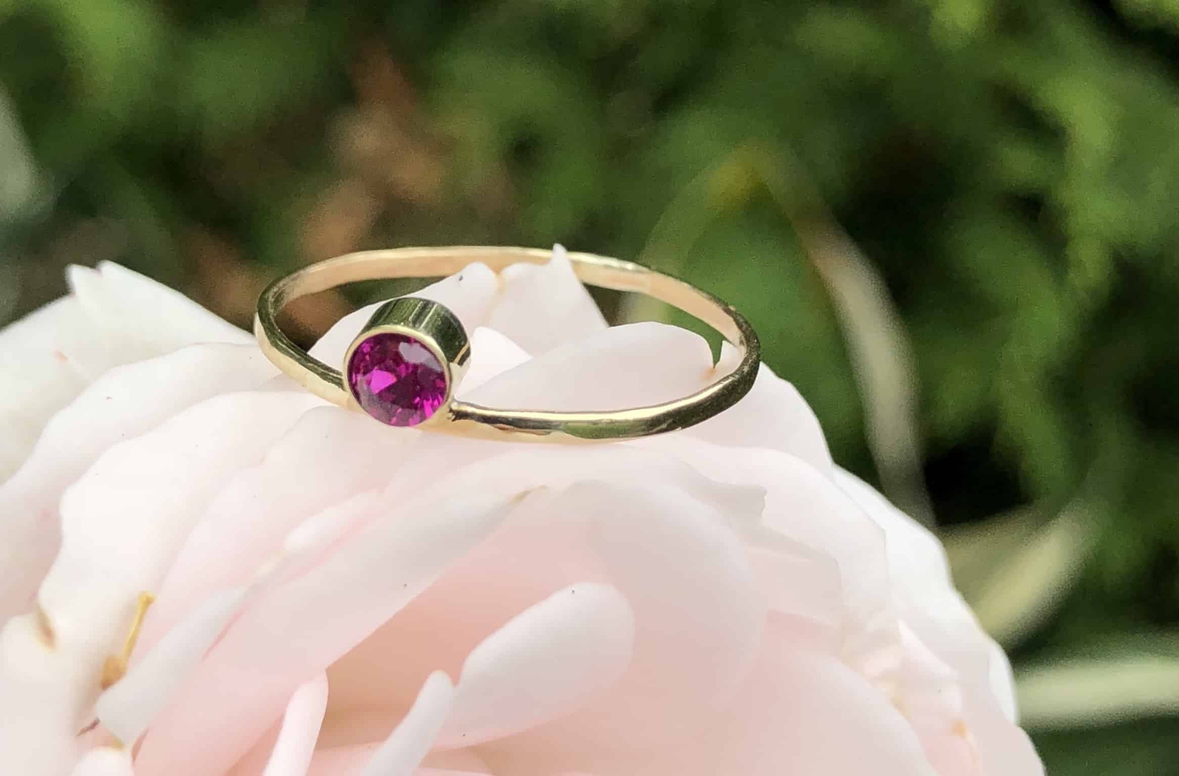 Zarter Rubinring 585 Gelbgold mit aufgesetzter Fassung