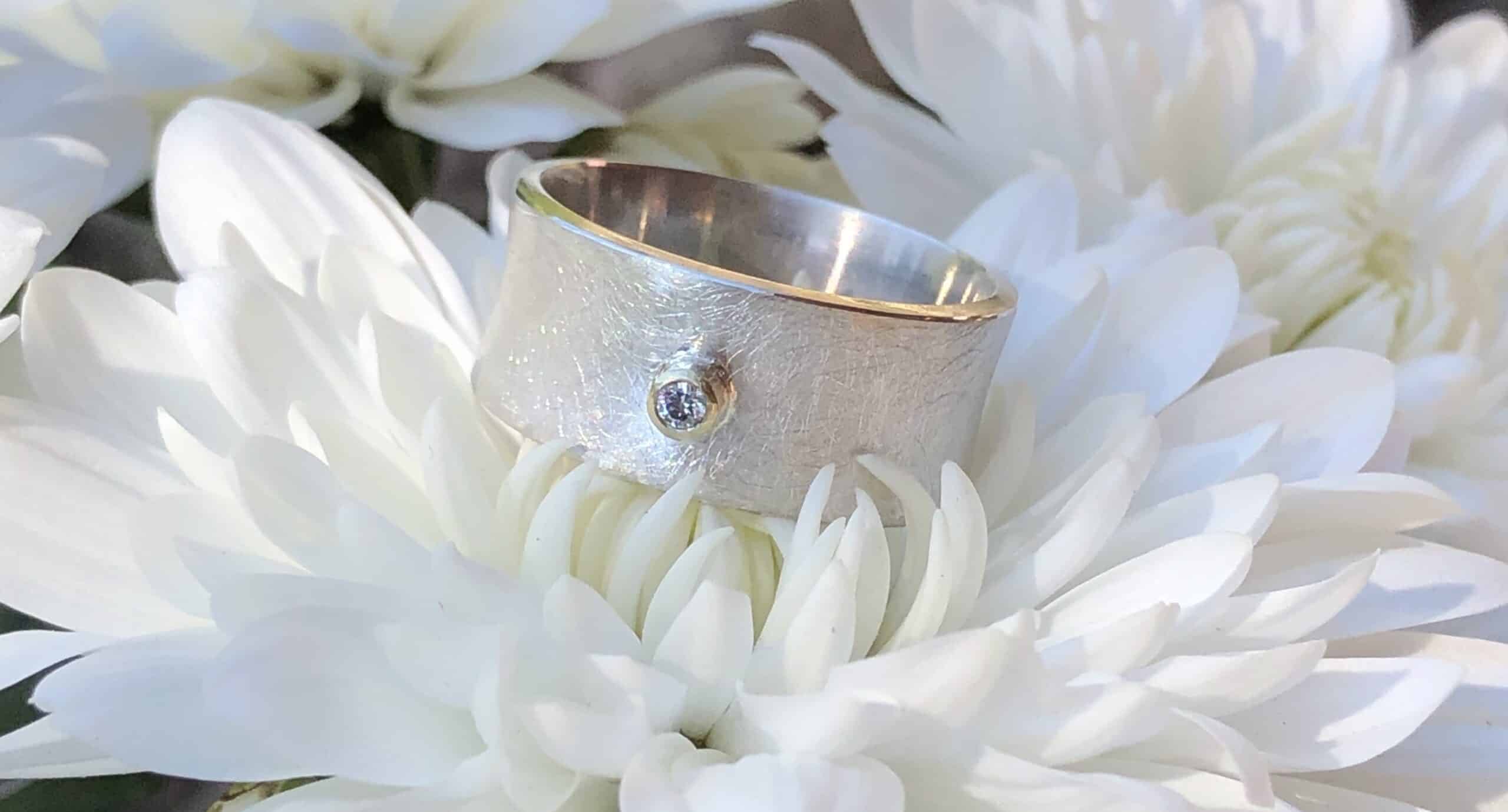 Breiter Silberring mit Glitzerpunkt 925 Silber 585 Gold