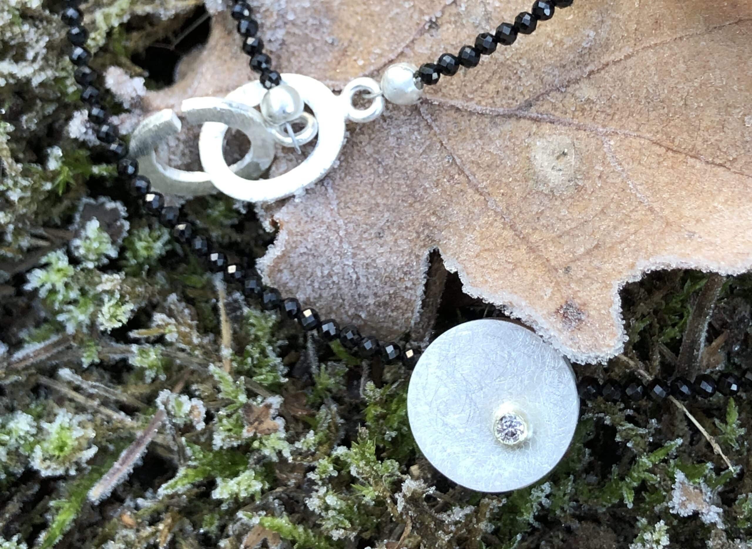 Edelsteinkette mit kleinem Diamant auf Silberzylinder