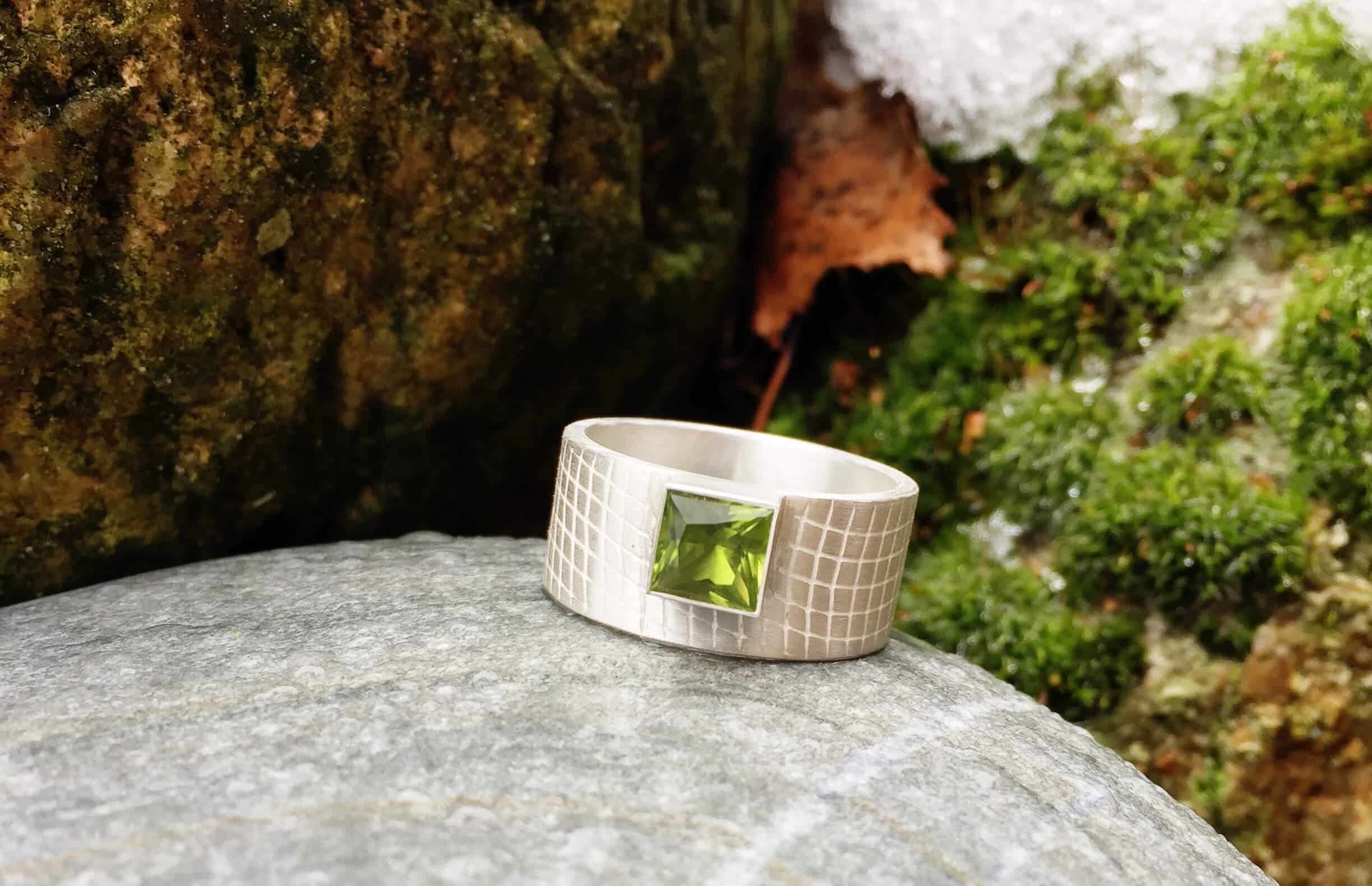 Edelsteinring eckiger Peridot Sterlingsilber